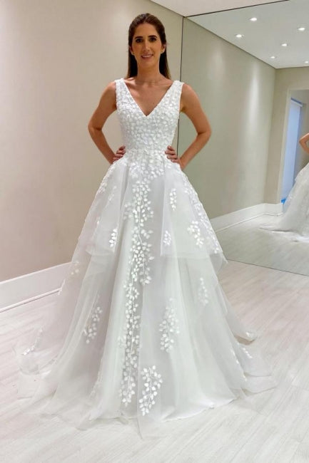 Robe de mariée blanche sans manches en dentelle, coupe trapèze, col en V et appliques, signée par un créateur