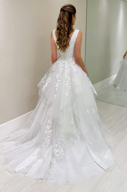 Robe de mariée blanche sans manches en dentelle, coupe trapèze, col en V et appliques, signée par un créateur