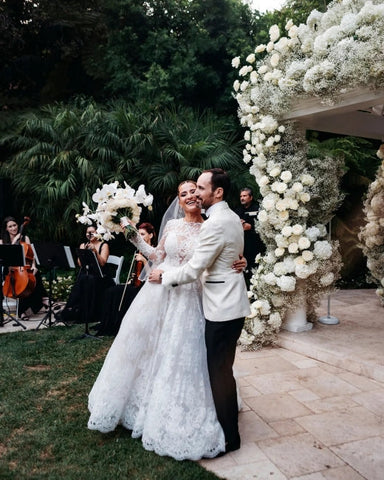 Vestidos de novia de diseñador, corte A, manga larga, espalda descubierta y encaje.