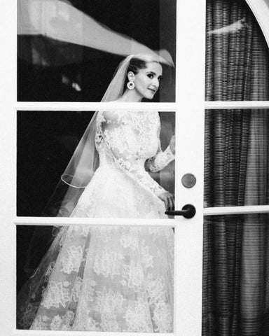 Vestidos de novia de diseñador, corte A, manga larga, espalda descubierta y encaje.