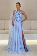 Vestido de dama de honor de gasa corte A de diseñador, estilo maoísta, con un solo hombro y sin mangas, con apliques y abertura.