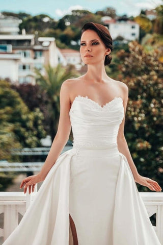 Robe de mariée trapèze en satin sans manches avec dentelle, de créateur