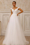 Robe de mariée blanche sans manches en tulle et dentelle, coupe trapèze, col en V, ornée d'appliqués.