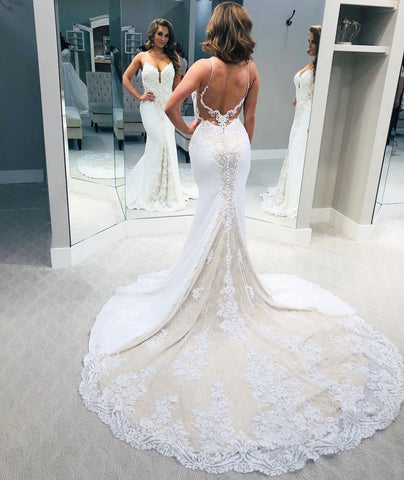 Vestido de novia de corte columna con tirantes finos y espalda descubierta de diseñador