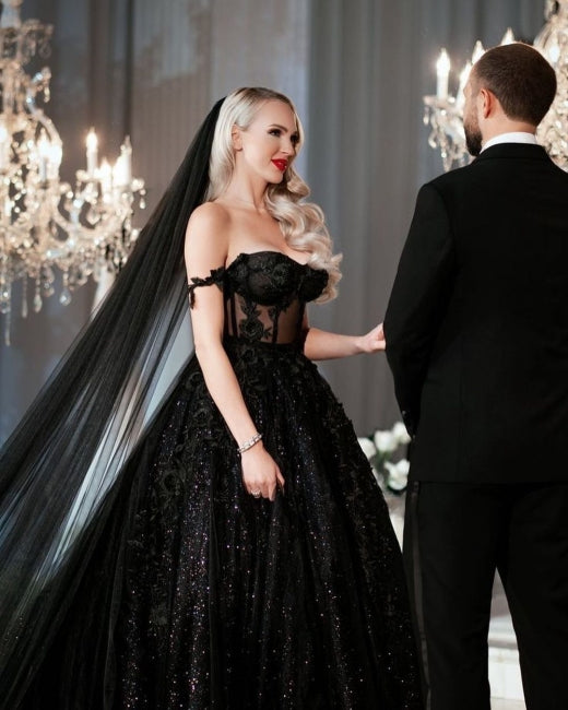 Robe de mariée noire de créateur, coupe trapèze, épaules dénudées, à paillettes et dentelle