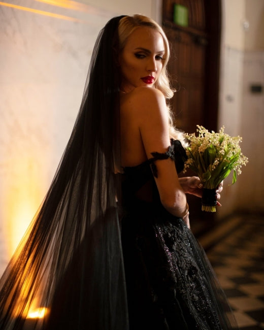 Robe de mariée noire de créateur, coupe trapèze, épaules dénudées, à paillettes et dentelle
