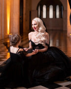 Robe de mariée noire de créateur, coupe trapèze, épaules dénudées, à paillettes et dentelle
