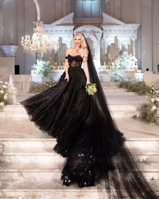 Robe de mariée noire de créateur, coupe trapèze, épaules dénudées, à paillettes et dentelle