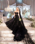 Robe de mariée noire de créateur, coupe trapèze, épaules dénudées, à paillettes et dentelle