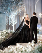 Robe de mariée noire de créateur, coupe trapèze, épaules dénudées, à paillettes et dentelle
