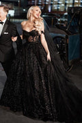Robe de mariée noire de créateur, coupe trapèze, épaules dénudées, à paillettes et dentelle