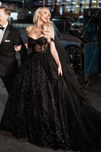 Robe de mariée noire de créateur, coupe trapèze, épaules dénudées, à paillettes et dentelle