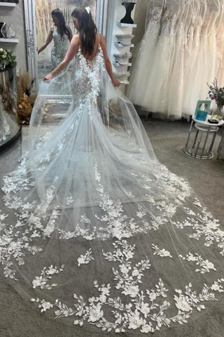 Vestidos de novia color marfil, sin mangas, de encaje, con tirantes finos, apliques y cola, de diseño elegante.