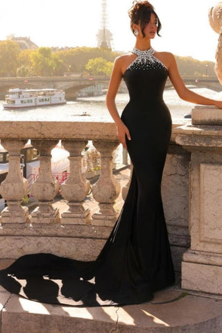 Robe de bal noire en satin à col montant et sans manches avec perles