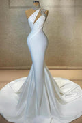 Robe de bal longue blanche en satin à col montant et sans manches avec volants