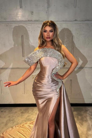 Vestidos de fiesta de satén de diseño, corte columna, un solo hombro, sin mangas y con abertura frontal.