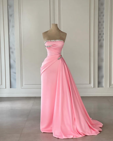 Vestidos de fiesta rosas de satén, sin tirantes y sin mangas, con pedrería.