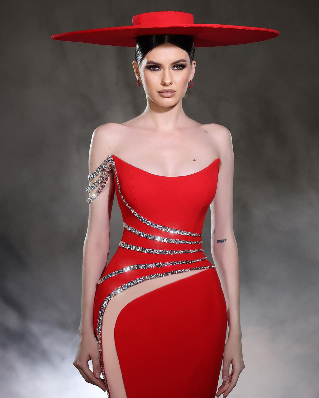 Robe de bal rouge asymétrique en tulle et satin, sans manches, avec perles
