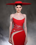 Robe de bal rouge asymétrique en tulle et satin, sans manches, avec perles