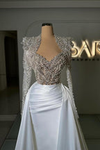 Vestido de fiesta de tul, satén, escote corazón, manga larga y diseño de columna, con pedrería.