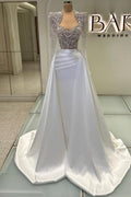 Vestido de fiesta de tul, satén, escote corazón, manga larga y diseño de columna, con pedrería.