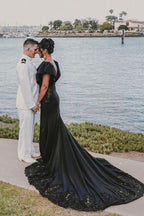 Vestidos de novia de sirena sin mangas con abertura lateral, de satén y con detalles de encaje.
