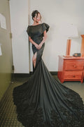 Vestidos de novia de sirena sin mangas con abertura lateral, de satén y con detalles de encaje.