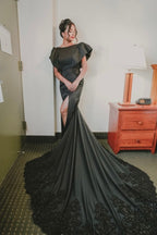 Vestidos de novia de sirena sin mangas con abertura lateral, de satén y con detalles de encaje.
