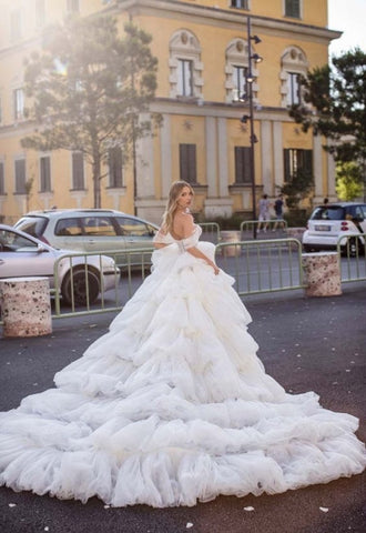 Vestidos de novia largos de corte A con hombros descubiertos y encaje, de diseñador.