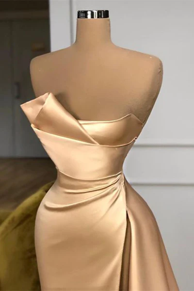 Robe de bal longue champagne sans manches, coupe trapèze, fendue et avec traîne.