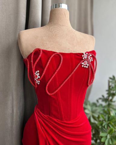 Vestido de fiesta largo rojo de terciopelo sin tirantes con joyas de diseñador