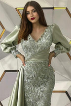 Robe de soirée sirène longue couleur sauge poudrée, manches longues et dentelle.