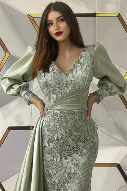 Robe de soirée sirène longue couleur sauge poudrée, manches longues et dentelle.