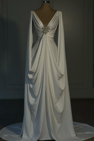 Vestido de novia largo de satén color marfil, corte en A, escote en V y mangas largas.