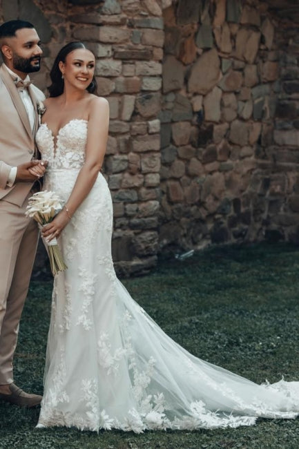 Robe de mariée sirène longue ivoire en dentelle sans bretelles avec traîne.