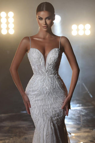 Vestido de novia largo de sirena con tirantes finos, escote en V y encaje.
