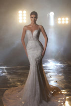 Vestido de novia largo de sirena con tirantes finos, escote en V y encaje.