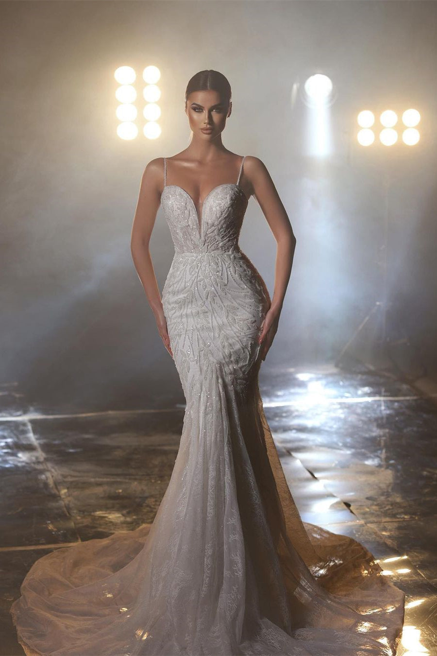 Vestido de novia largo de sirena con tirantes finos, escote en V y encaje.