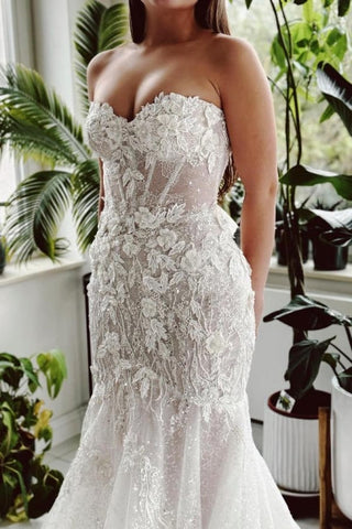 Vestido de novia largo de sirena sin tirantes, de encaje, lentejuelas y con cola, de diseñador.