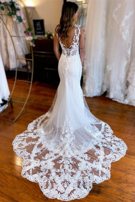 Vestidos de novia largos de sirena con escote en V, espalda descubierta, encaje, sin mangas y con cola.