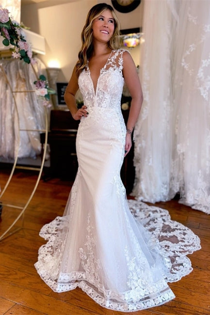 Vestidos de novia largos de sirena con escote en V, espalda descubierta, encaje, sin mangas y con cola.
