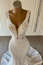 Robe de mariée sirène longue sans manches à col en V et dentelle, de créateur
