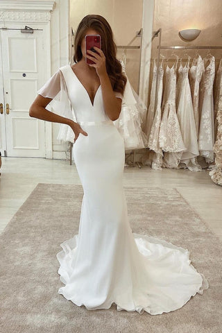 Robe de mariée sirène longue en satin blanc et tulle, manches courtes et traîne.