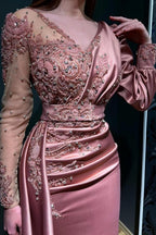 Robe de soirée longue rose en dentelle et perles, à manches longues, de créateur