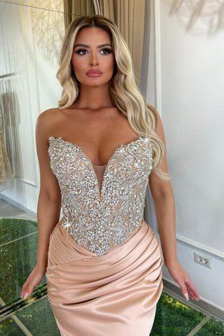 Vestido de fiesta largo rosa de sirena con escote en V, sin tirantes, de encaje y satén con pedrería.