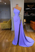 Robe de bal violette asymétrique sans manches, ornée de perles et fendue, de créateur.