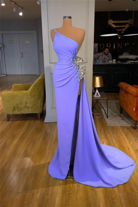 Robe de bal violette asymétrique sans manches, ornée de perles et fendue, de créateur.