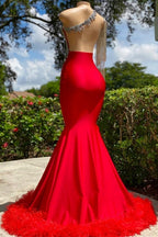Robe de bal sirène asymétrique en satin à une épaule, ornée de franges rubis et de volants, créée par un designer.