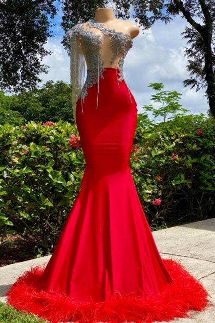 Robe de bal sirène asymétrique en satin à une épaule, ornée de franges rubis et de volants, créée par un designer.