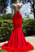 Robe de bal sirène asymétrique en satin à une épaule, ornée de franges rubis et de volants, créée par un designer.